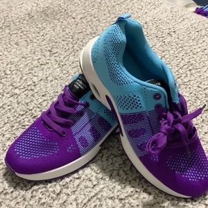 Lightweight running shoes. Size 5 US and 36 euro.